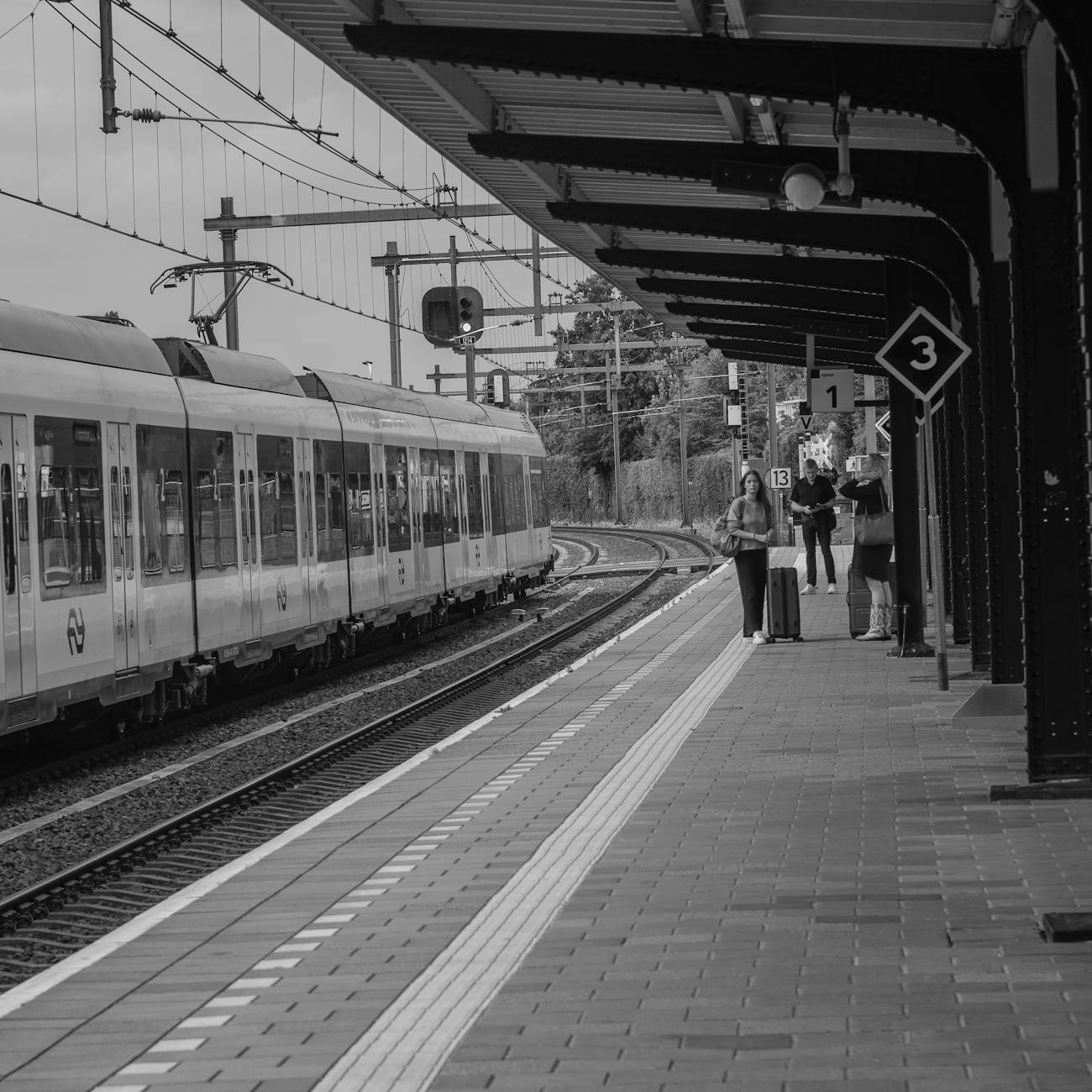 Reporting and addressing cleanliness issues in train station retail areas