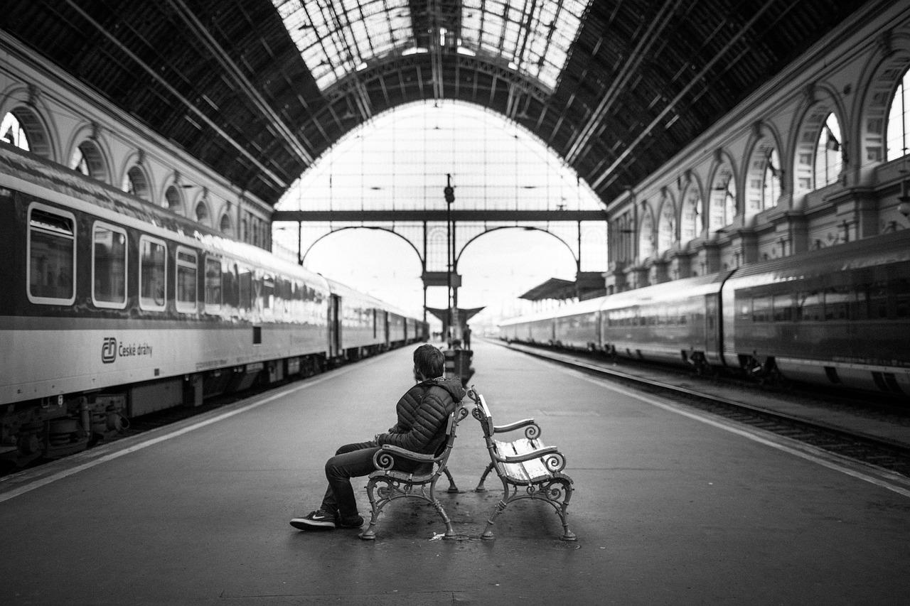 Personal hygiene and health requirements for train station retail workers